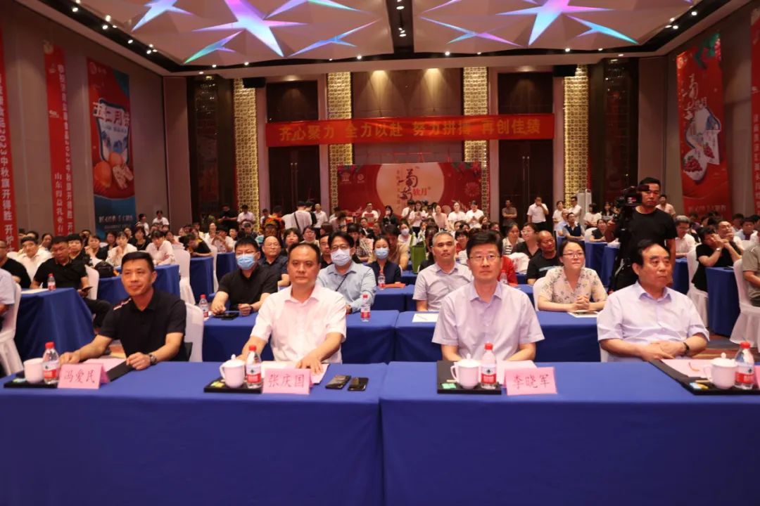 領導與嘉賓齊聚一堂，共同見證益康月餅開爐
