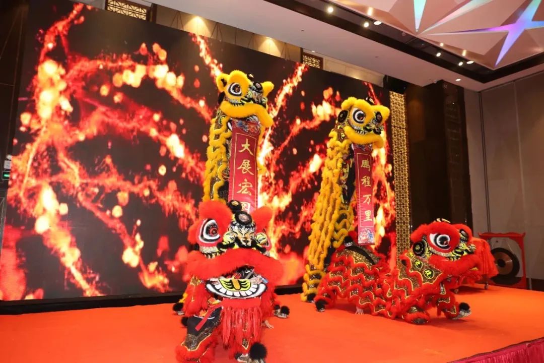 中共天橋區(qū)委副書記、區(qū)長張慶國與濟南益康總公司黨委書記、董事長王忠本共同為舞獅點睛