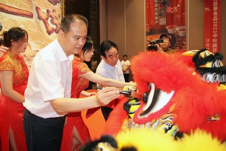 中共天橋區(qū)委副書記、區(qū)長張慶國與濟南益康總公司黨委書記、董事長王忠本共同為舞獅點睛