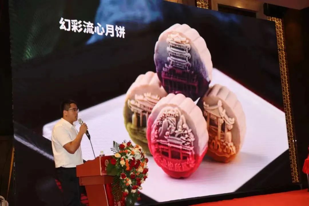 益康銷售經(jīng)理夏強榮介紹新品月餅