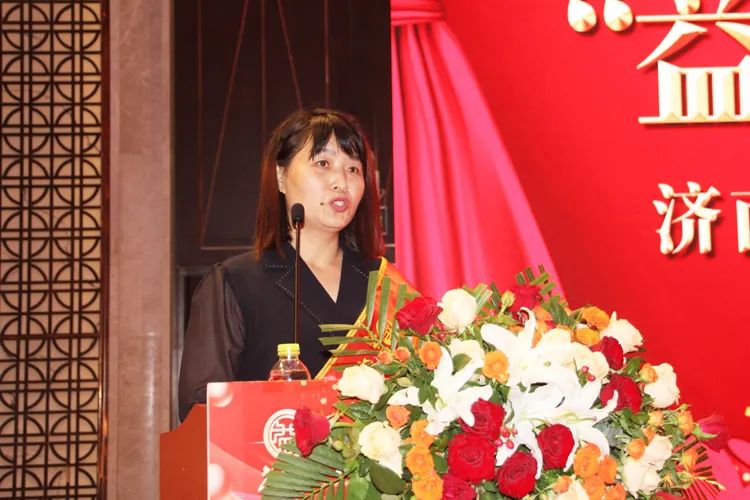 益康銷售標兵代表許秋娟發(fā)言