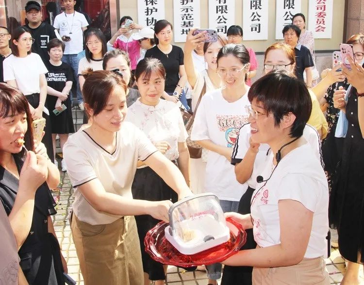市民群眾爭相品嘗新鮮月餅