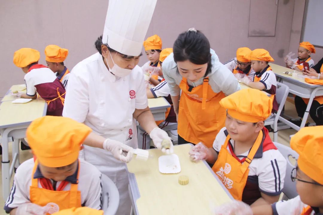 徐傳愛老師悉心指導孩子們制作“葡萄軟月”月餅