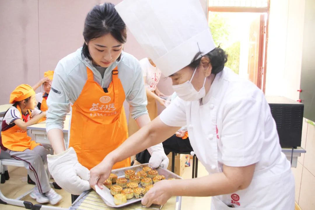 新鮮烤制的“葡萄軟月”月餅出爐啦