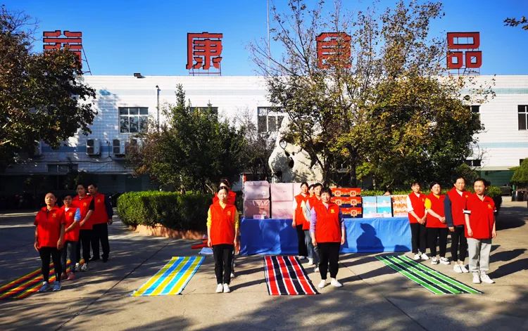 參賽隊(duì)伍準(zhǔn)備就緒，只等裁判一聲令下