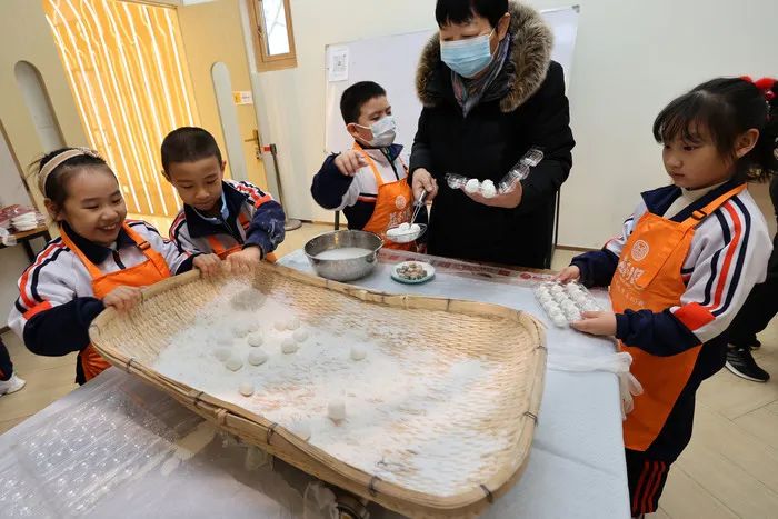 ▲一塊塊餡料在滾制中逐漸變身成雪白圓滾的元宵