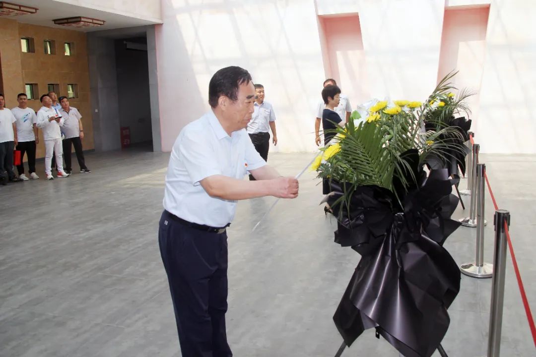 濟(jì)南益康總公司黨委書(shū)記王忠本整理鮮花緞帶