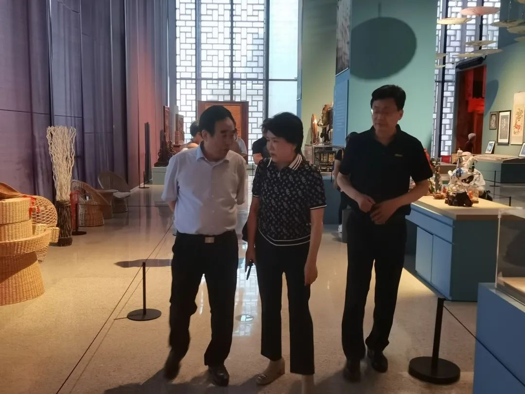 濟南市非物質(zhì)文化遺產(chǎn)保護協(xié)會會長、濟南益康總公司黨委書記董事長王忠本與中國非物質(zhì)文化遺產(chǎn)館研究館員常會學(xué)親切交流