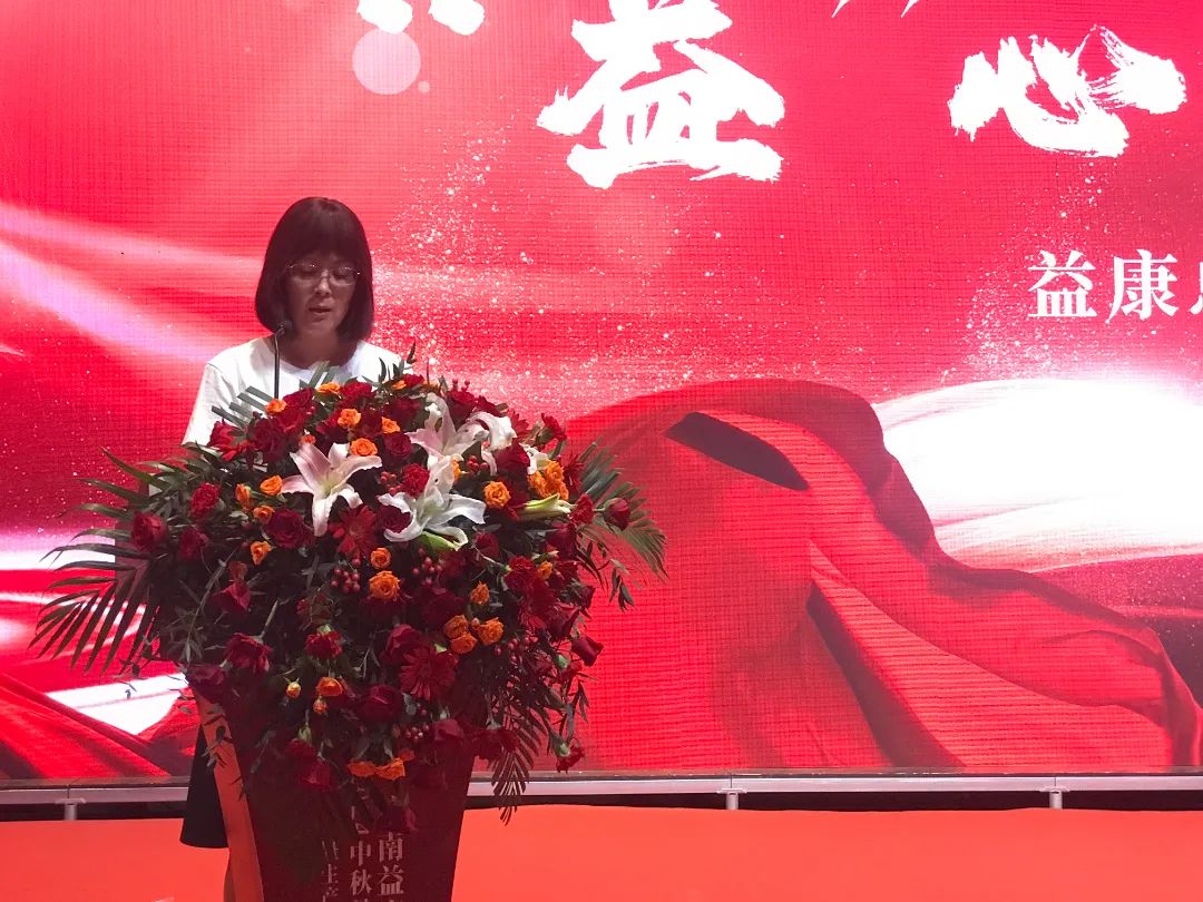 益康超市副總經(jīng)理徐華宣讀2024年中秋銷(xiāo)售獎(jiǎng)勵(lì)政策
