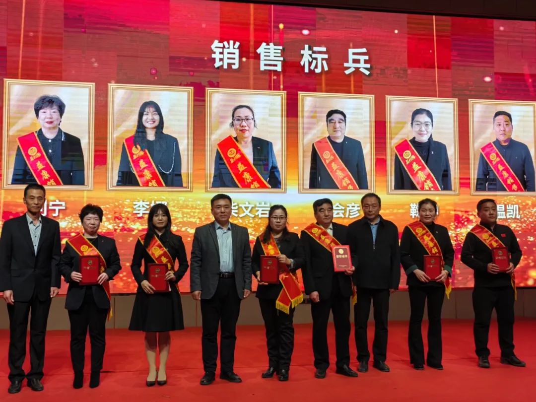 濟南益康總公司黨委副書記孫延才總經(jīng)理何海波、食品廠廠長韋玉君共同為獲獎?wù)哳C獎