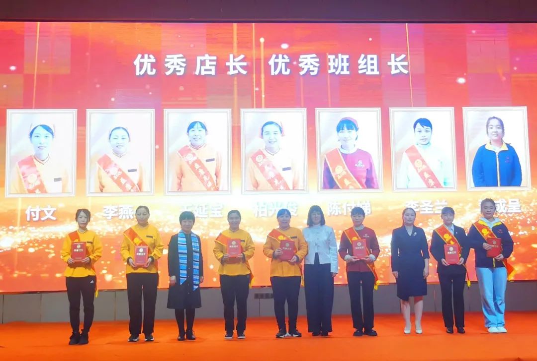 天橋區(qū)委組織部原常務(wù)副部長劉清  濟南益康百姓連鎖超市有限公司副總經(jīng)理徐華益康食品廠副廠長黃輝，共同為獲獎?wù)哳C獎