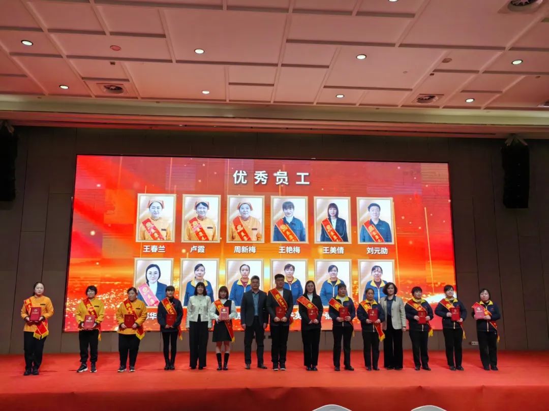 濟南益康百姓連鎖超市有限公司副總經(jīng)理徐華濟南益康總公司開發(fā)項目經(jīng)理楊廣舟平陰分公司總經(jīng)理孔燕共同為超市“優(yōu)秀員工”頒獎
