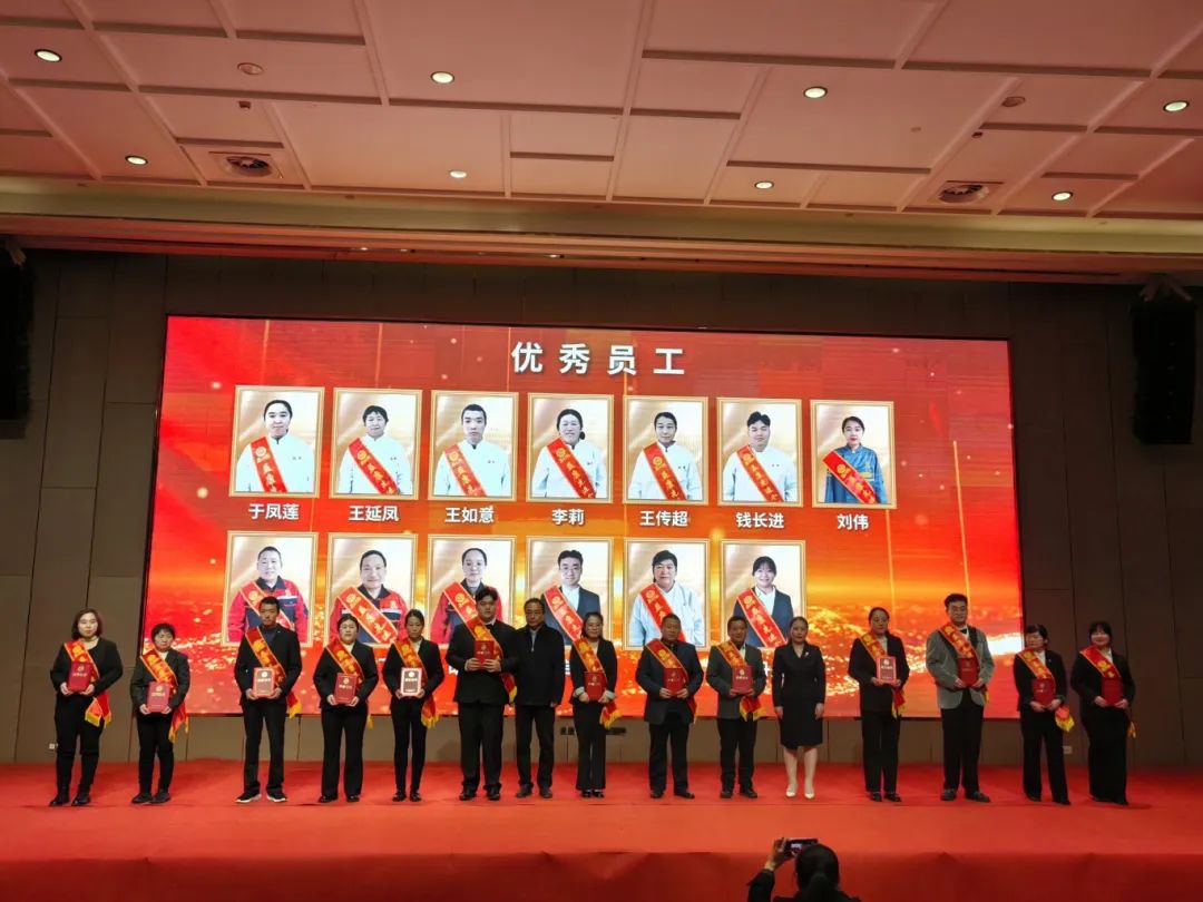 濟南市益康食品廠廠長韋玉君濟南市益康食品廠副廠長黃輝共同為食品廠“優(yōu)秀員工”頒獎