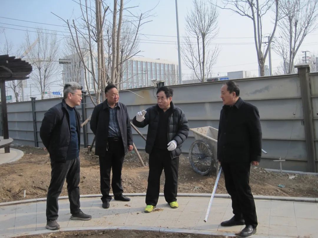 濟(jì)南益康總公司黨委書記、董事長(zhǎng)王忠本對(duì)植樹活動(dòng)進(jìn)行總體安排
