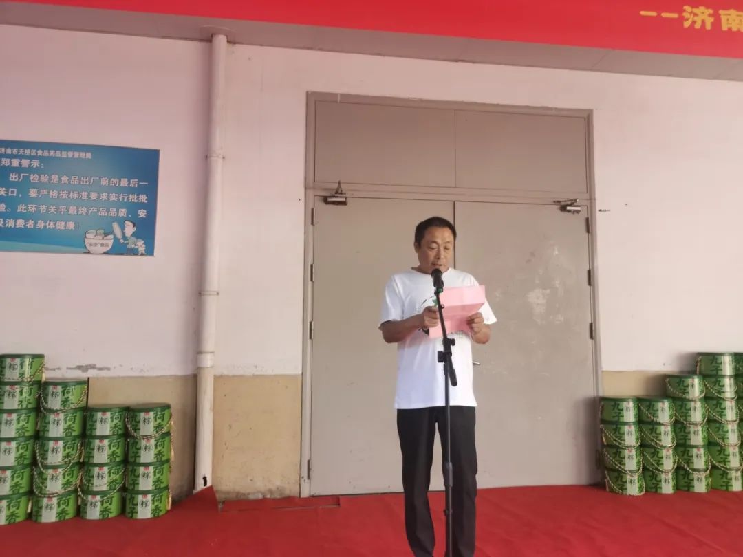 益康食品廠廠長(zhǎng)韋玉君宣讀粽子生產(chǎn)計(jì)劃