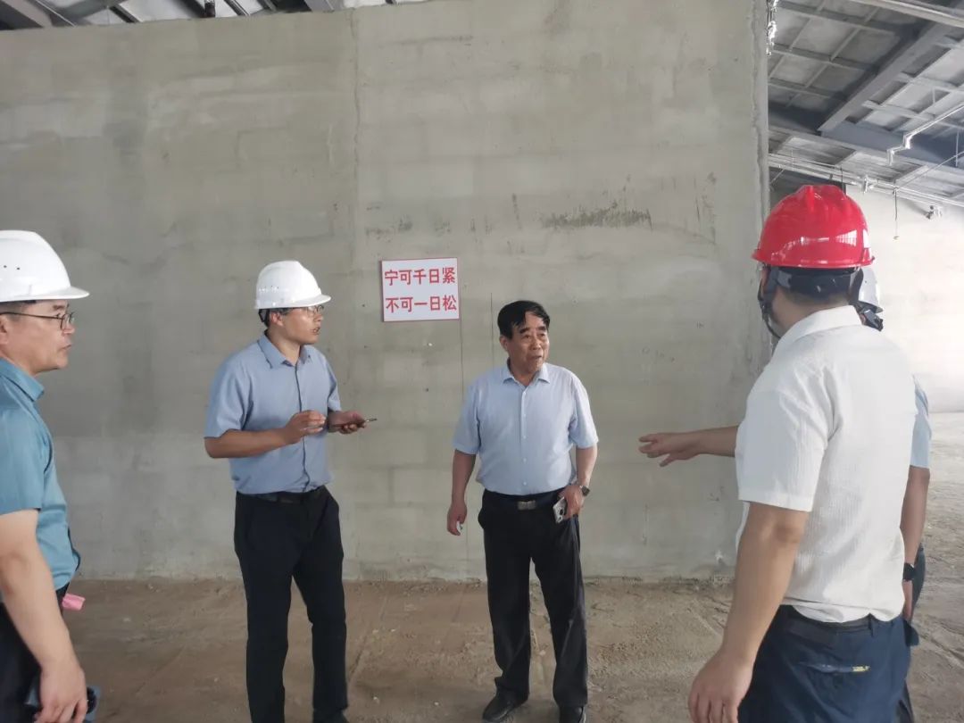 ▲現(xiàn)場認真聽取施工方工程進度匯報