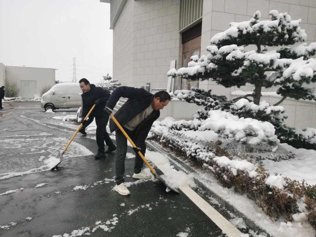 濟(jì)南益康開(kāi)展2025掃雪除冰活動(dòng)