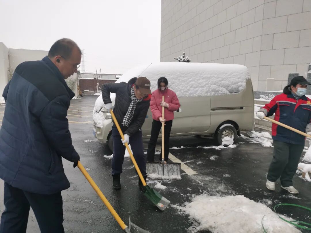 濟(jì)南益康開(kāi)展2025掃雪除冰活動(dòng)