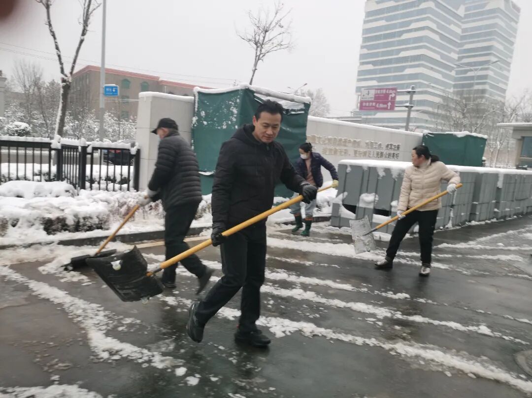 濟(jì)南益康開(kāi)展2025掃雪除冰活動(dòng)