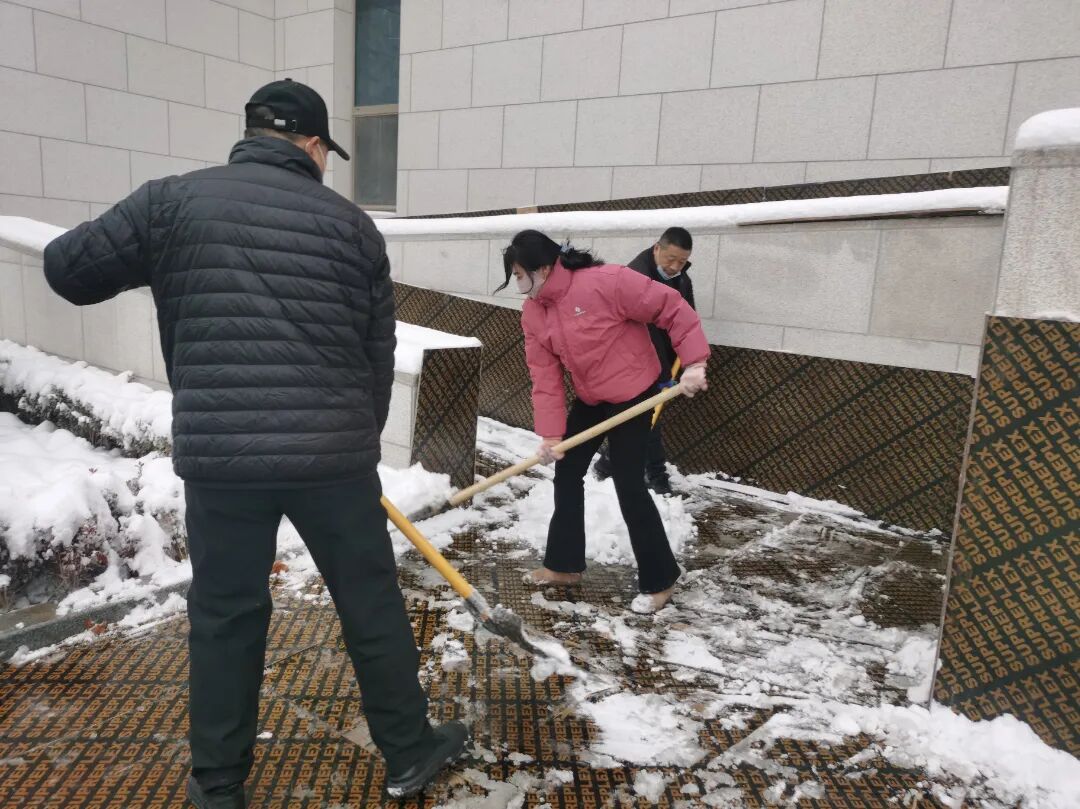 濟(jì)南益康開(kāi)展2025掃雪除冰活動(dòng)