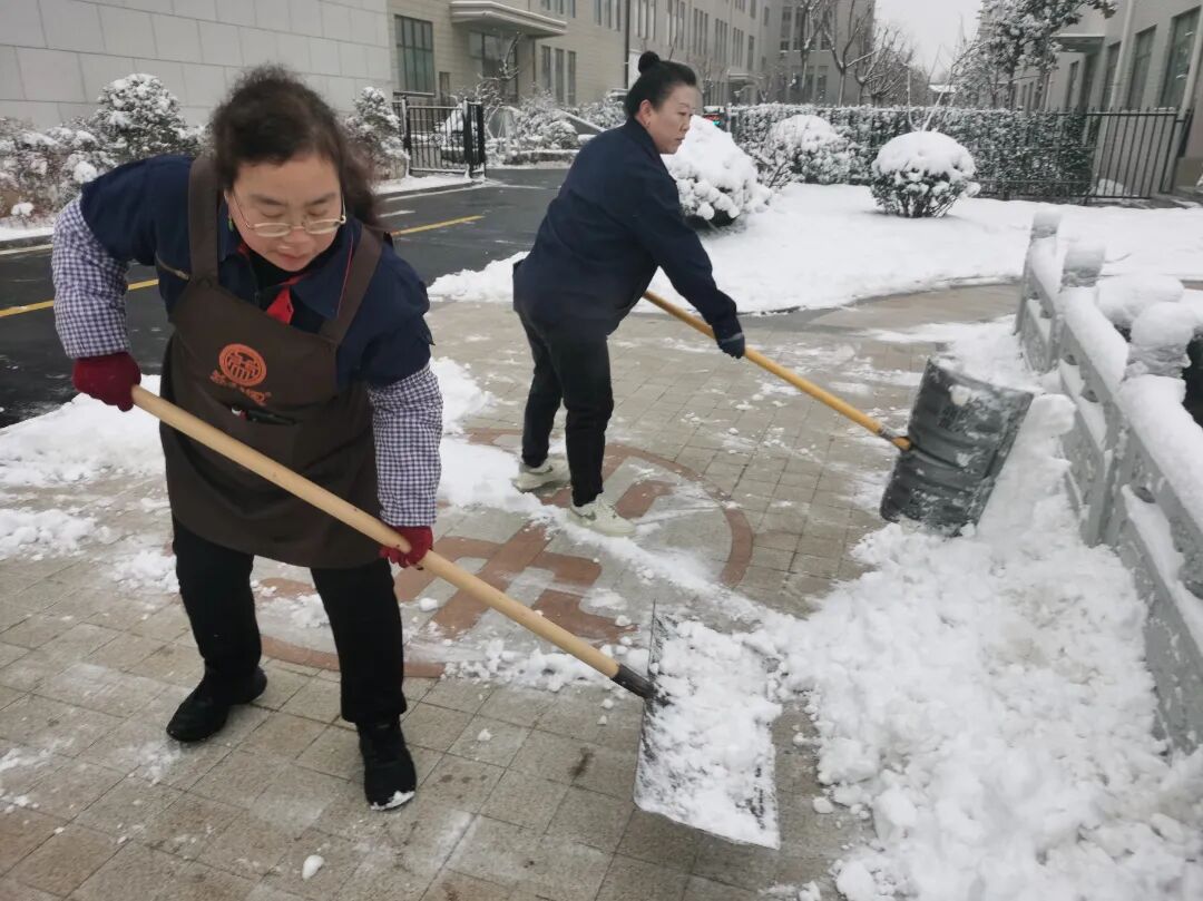 濟(jì)南益康開(kāi)展2025掃雪除冰活動(dòng)