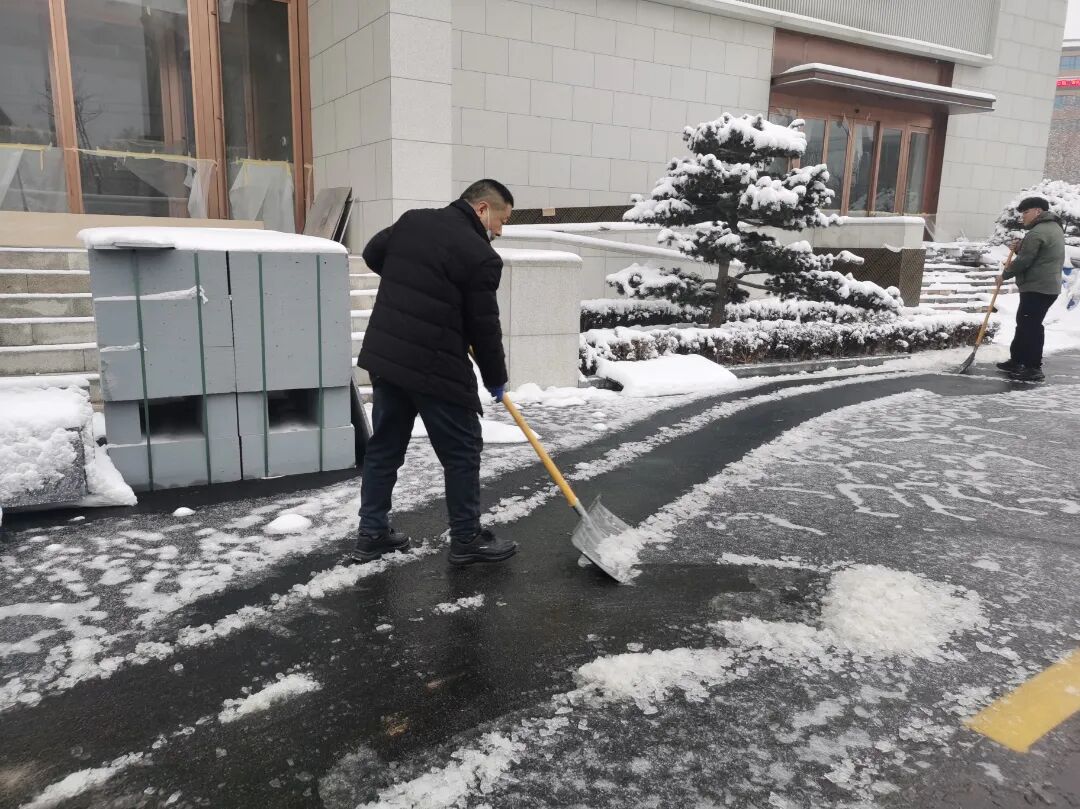 濟(jì)南益康開(kāi)展2025掃雪除冰活動(dòng)