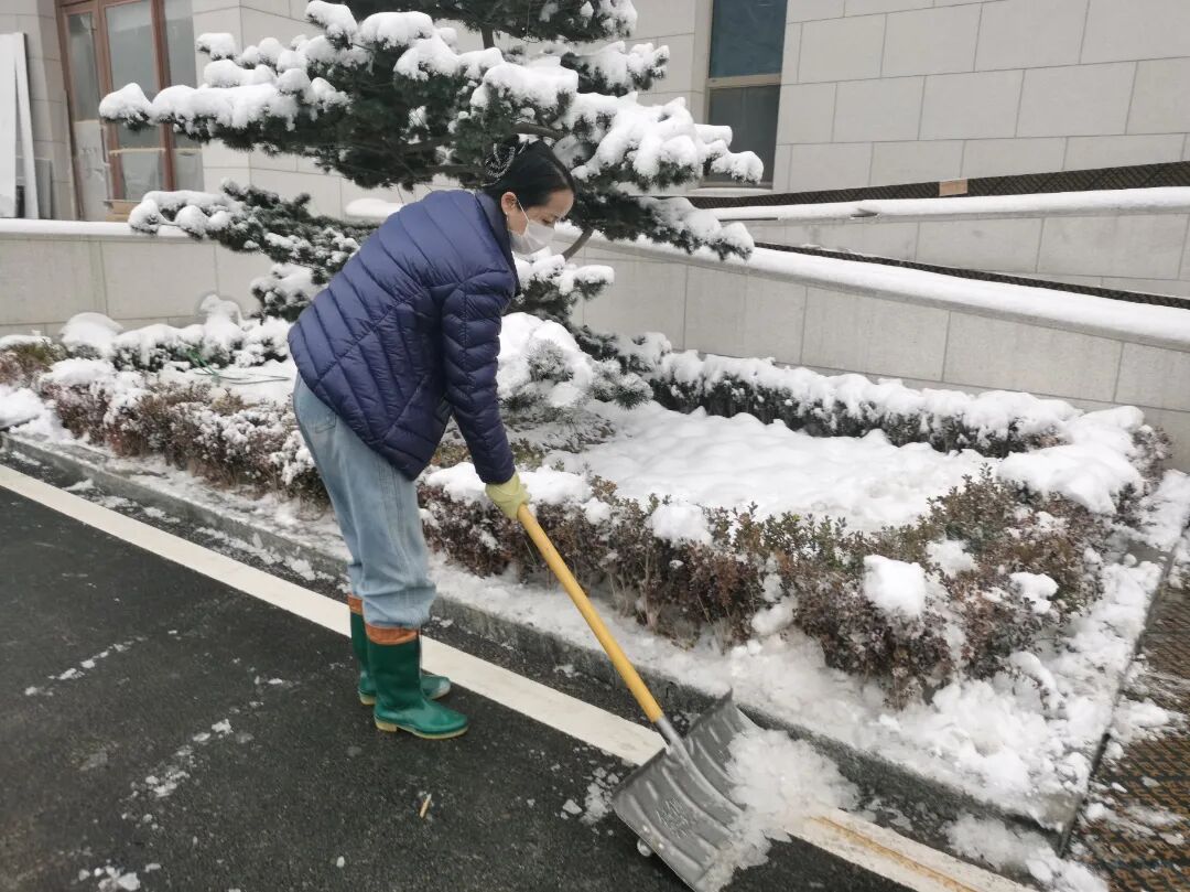 濟(jì)南益康開(kāi)展2025掃雪除冰活動(dòng)