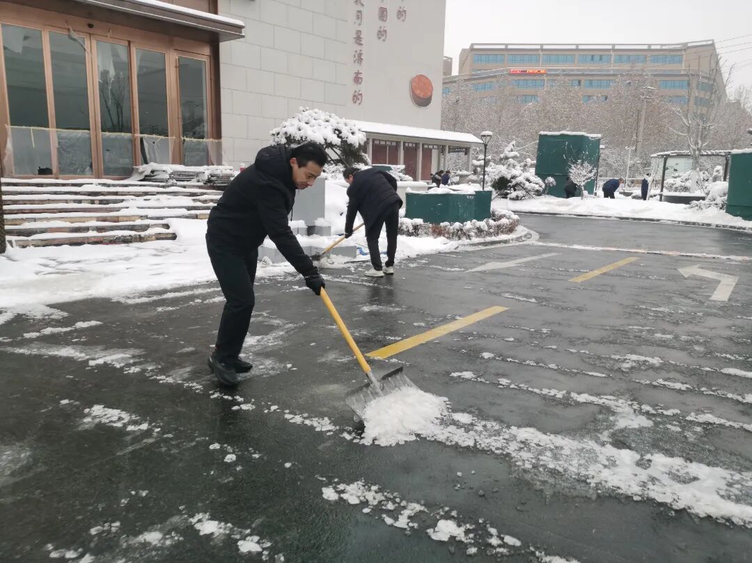 濟(jì)南益康開(kāi)展2025掃雪除冰活動(dòng)