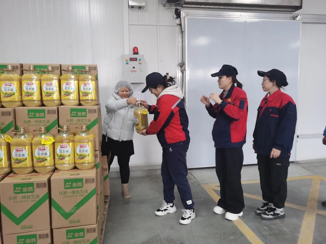 益康益利思年貨發(fā)放現場