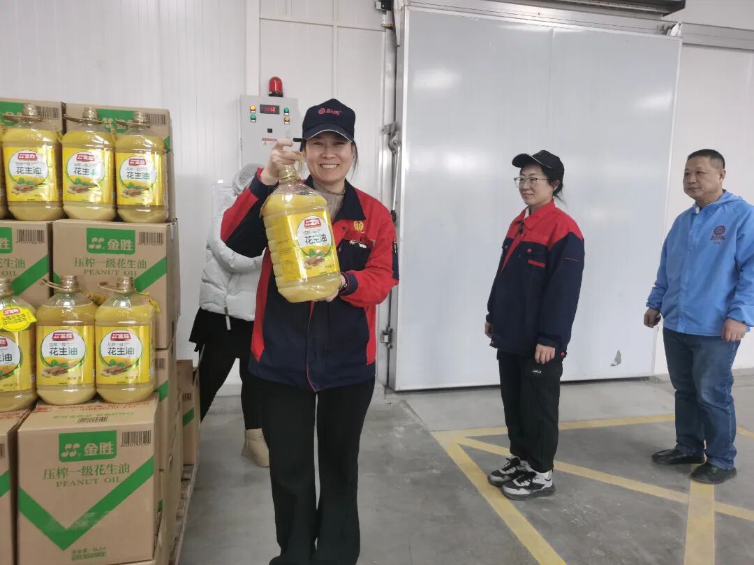 益康益利思年貨發(fā)放現場