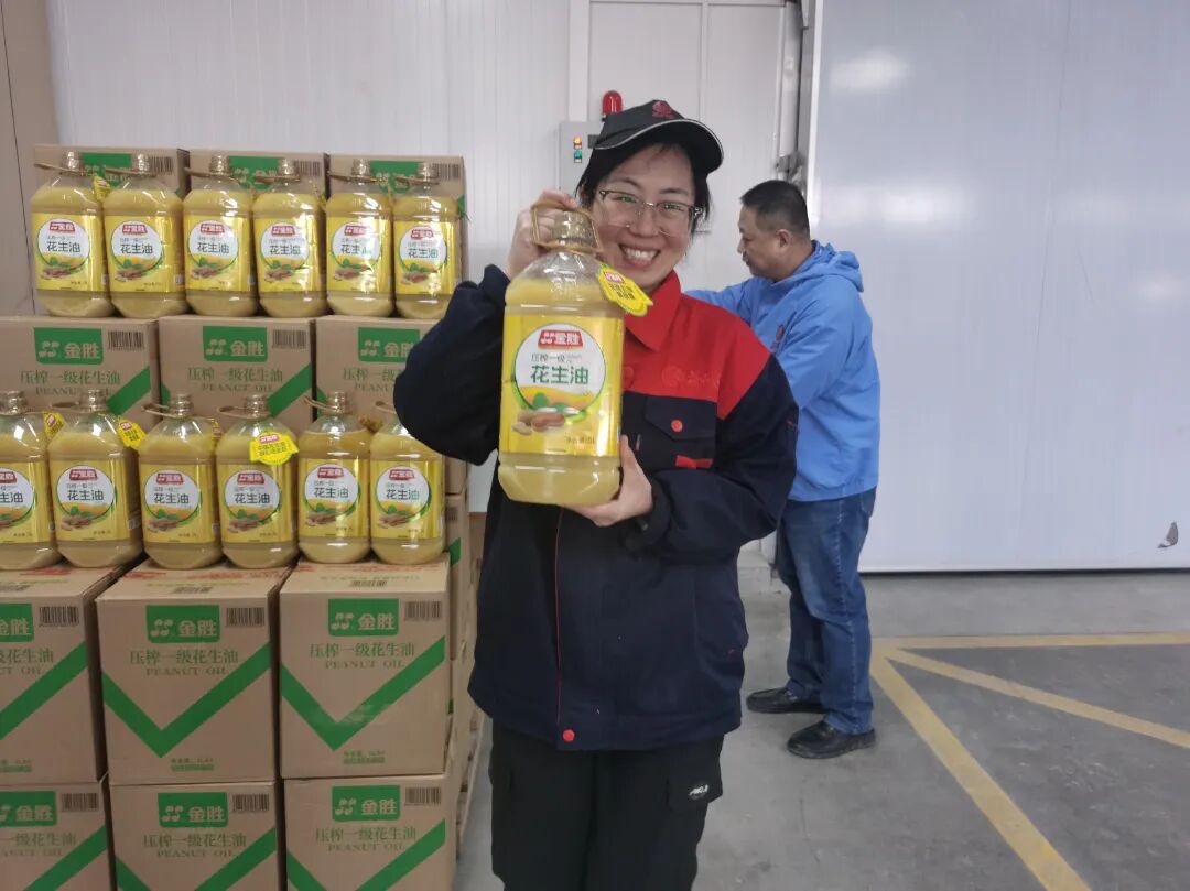 益康益利思年貨發(fā)放現場