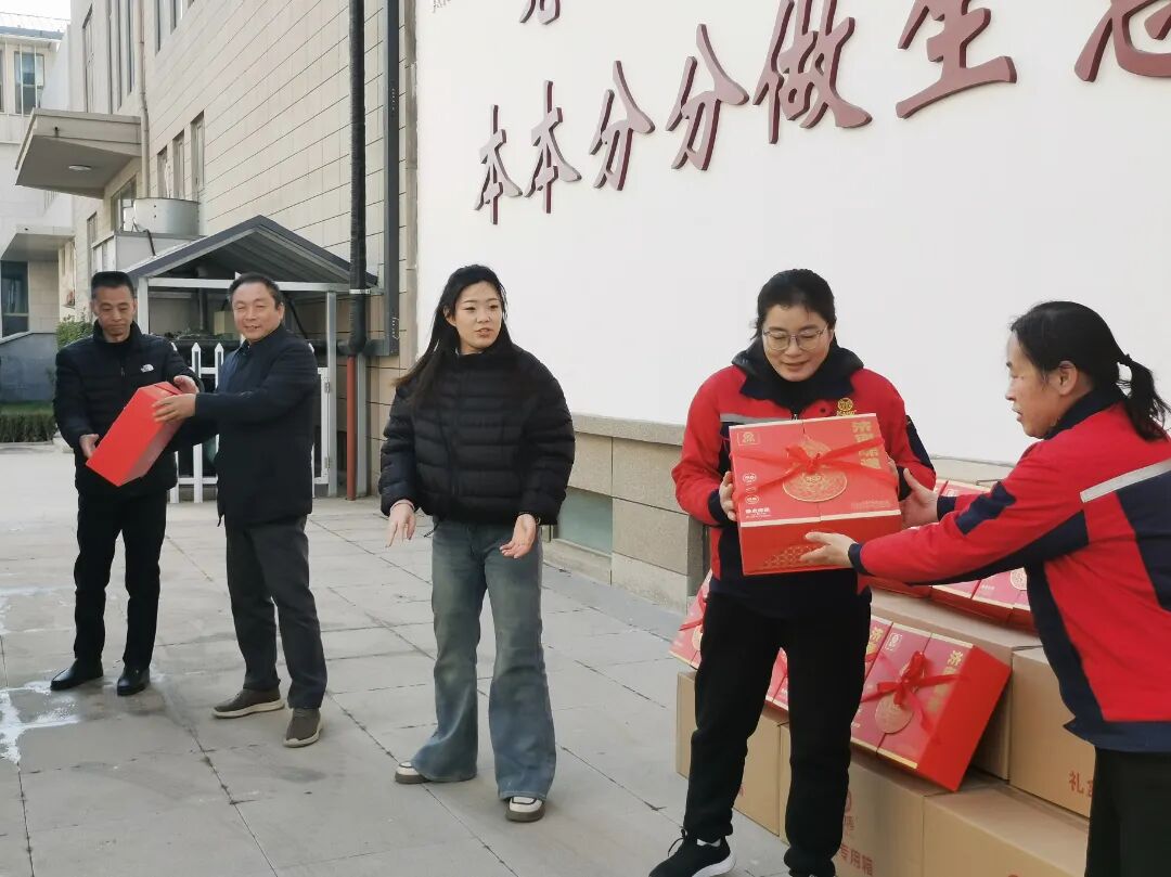 禮贈(zèng)&ldquo;濟(jì)南艦&rdquo;