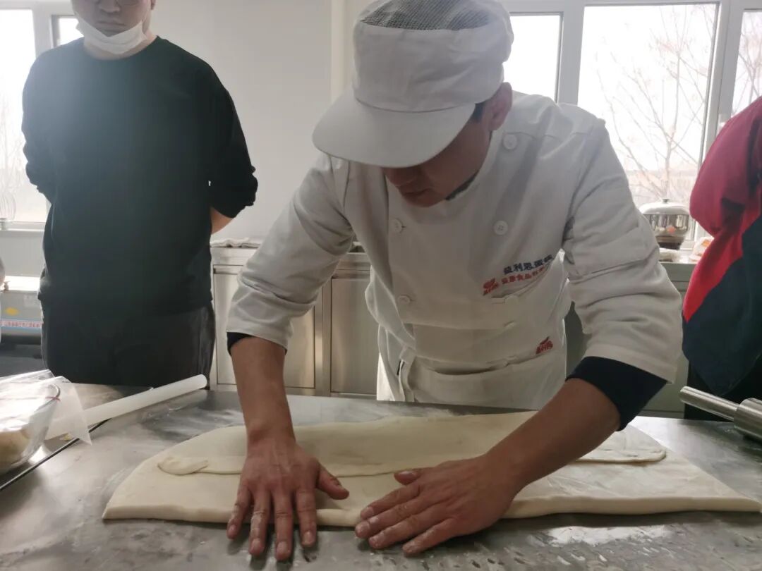 濟南益康為直播團隊開啟實操培訓(xùn)課程當主播站在鏡頭前推介一款糕點時，如果連糕點的面團都沒有觸摸過，如何能講解出有溫度的故事？近日，濟南市益康食品廠有限公司為本單位直播電商團隊量身打造了一場&ldquo;沉浸式&rdquo;糕點實操培訓(xùn)，將課堂搬進產(chǎn)品研發(fā)室，讓主播們脫下麥克風(fēng)，從面團揉制、包餡、烤制，全過程體驗經(jīng)典中式糕點的誕生過程。益康益利思實操培訓(xùn)糕點制作實操培訓(xùn) 培訓(xùn)伊始，主播們面對操作臺還有些生疏，在產(chǎn)品研發(fā)主任手把手的指導(dǎo)下，大家很快找到了感覺，反復(fù)練習(xí)包酥、包餡手法，體會每一款產(chǎn)品背后的功夫。益康益利思實操培訓(xùn)益康益利思實操培訓(xùn)益康益利思實操培訓(xùn)益康益利思實操培訓(xùn)益康益利思實操培訓(xùn)益康益利思實操培訓(xùn)益康益利思實操培訓(xùn)益康益利思實操培訓(xùn)益康益利思實操培訓(xùn)益康益利思實操培訓(xùn)益康益利思實操培訓(xùn)益康益利思實操培訓(xùn)益康益利思實操培訓(xùn)益康益利思實操培訓(xùn)