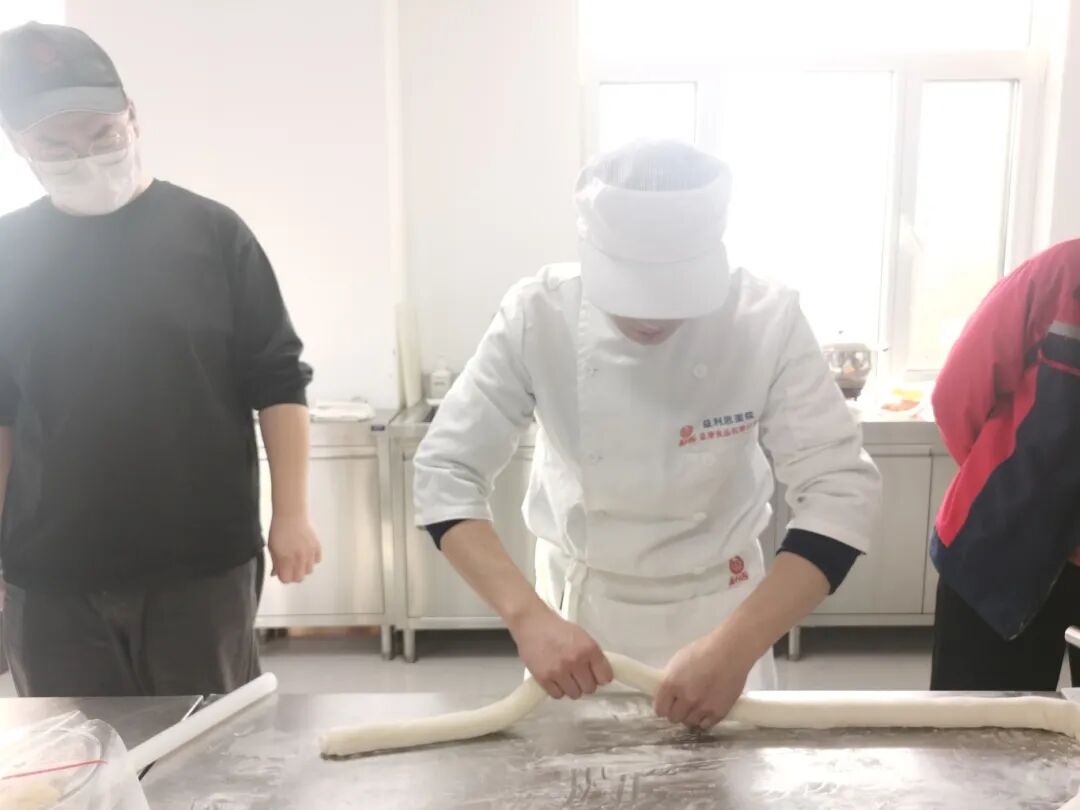 濟南益康為直播團隊開啟實操培訓(xùn)課程當主播站在鏡頭前推介一款糕點時，如果連糕點的面團都沒有觸摸過，如何能講解出有溫度的故事？近日，濟南市益康食品廠有限公司為本單位直播電商團隊量身打造了一場&ldquo;沉浸式&rdquo;糕點實操培訓(xùn)，將課堂搬進產(chǎn)品研發(fā)室，讓主播們脫下麥克風(fēng)，從面團揉制、包餡、烤制，全過程體驗經(jīng)典中式糕點的誕生過程。益康益利思實操培訓(xùn)糕點制作實操培訓(xùn) 培訓(xùn)伊始，主播們面對操作臺還有些生疏，在產(chǎn)品研發(fā)主任手把手的指導(dǎo)下，大家很快找到了感覺，反復(fù)練習(xí)包酥、包餡手法，體會每一款產(chǎn)品背后的功夫。益康益利思實操培訓(xùn)益康益利思實操培訓(xùn)益康益利思實操培訓(xùn)益康益利思實操培訓(xùn)益康益利思實操培訓(xùn)益康益利思實操培訓(xùn)益康益利思實操培訓(xùn)益康益利思實操培訓(xùn)益康益利思實操培訓(xùn)益康益利思實操培訓(xùn)益康益利思實操培訓(xùn)益康益利思實操培訓(xùn)益康益利思實操培訓(xùn)益康益利思實操培訓(xùn)