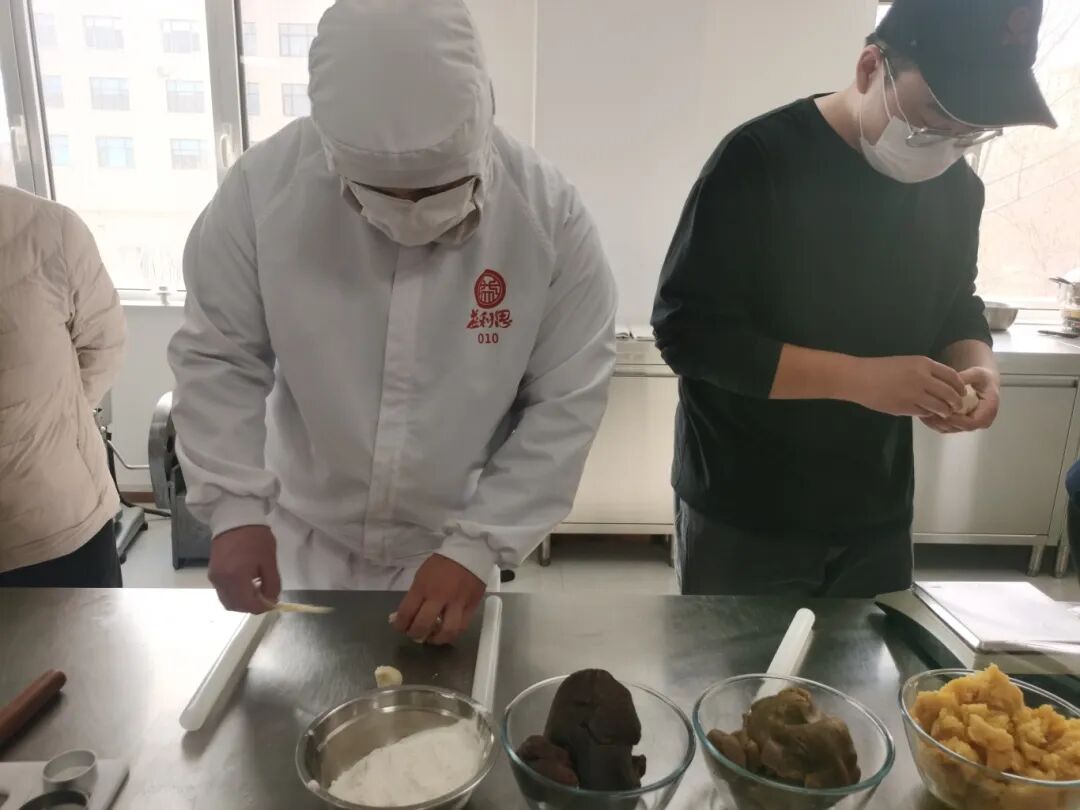濟南益康為直播團隊開啟實操培訓(xùn)課程當主播站在鏡頭前推介一款糕點時，如果連糕點的面團都沒有觸摸過，如何能講解出有溫度的故事？近日，濟南市益康食品廠有限公司為本單位直播電商團隊量身打造了一場&ldquo;沉浸式&rdquo;糕點實操培訓(xùn)，將課堂搬進產(chǎn)品研發(fā)室，讓主播們脫下麥克風(fēng)，從面團揉制、包餡、烤制，全過程體驗經(jīng)典中式糕點的誕生過程。益康益利思實操培訓(xùn)糕點制作實操培訓(xùn) 培訓(xùn)伊始，主播們面對操作臺還有些生疏，在產(chǎn)品研發(fā)主任手把手的指導(dǎo)下，大家很快找到了感覺，反復(fù)練習(xí)包酥、包餡手法，體會每一款產(chǎn)品背后的功夫。益康益利思實操培訓(xùn)益康益利思實操培訓(xùn)益康益利思實操培訓(xùn)益康益利思實操培訓(xùn)益康益利思實操培訓(xùn)益康益利思實操培訓(xùn)益康益利思實操培訓(xùn)益康益利思實操培訓(xùn)益康益利思實操培訓(xùn)益康益利思實操培訓(xùn)益康益利思實操培訓(xùn)益康益利思實操培訓(xùn)益康益利思實操培訓(xùn)益康益利思實操培訓(xùn)
