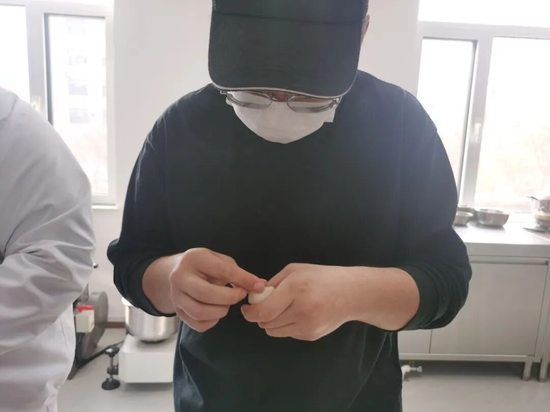 濟南益康為直播團隊開啟實操培訓(xùn)課程當主播站在鏡頭前推介一款糕點時，如果連糕點的面團都沒有觸摸過，如何能講解出有溫度的故事？近日，濟南市益康食品廠有限公司為本單位直播電商團隊量身打造了一場&ldquo;沉浸式&rdquo;糕點實操培訓(xùn)，將課堂搬進產(chǎn)品研發(fā)室，讓主播們脫下麥克風(fēng)，從面團揉制、包餡、烤制，全過程體驗經(jīng)典中式糕點的誕生過程。益康益利思實操培訓(xùn)糕點制作實操培訓(xùn) 培訓(xùn)伊始，主播們面對操作臺還有些生疏，在產(chǎn)品研發(fā)主任手把手的指導(dǎo)下，大家很快找到了感覺，反復(fù)練習(xí)包酥、包餡手法，體會每一款產(chǎn)品背后的功夫。益康益利思實操培訓(xùn)益康益利思實操培訓(xùn)益康益利思實操培訓(xùn)益康益利思實操培訓(xùn)益康益利思實操培訓(xùn)益康益利思實操培訓(xùn)益康益利思實操培訓(xùn)益康益利思實操培訓(xùn)益康益利思實操培訓(xùn)益康益利思實操培訓(xùn)益康益利思實操培訓(xùn)益康益利思實操培訓(xùn)益康益利思實操培訓(xùn)益康益利思實操培訓(xùn)