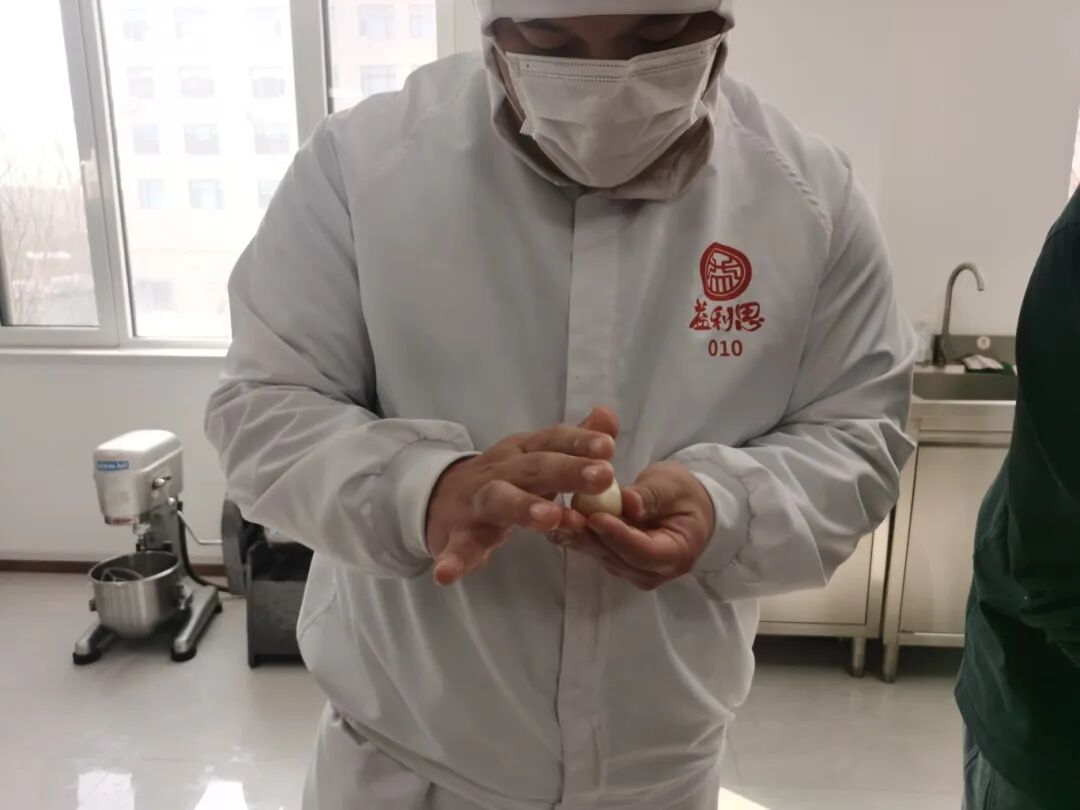 濟南益康為直播團隊開啟實操培訓(xùn)課程當主播站在鏡頭前推介一款糕點時，如果連糕點的面團都沒有觸摸過，如何能講解出有溫度的故事？近日，濟南市益康食品廠有限公司為本單位直播電商團隊量身打造了一場&ldquo;沉浸式&rdquo;糕點實操培訓(xùn)，將課堂搬進產(chǎn)品研發(fā)室，讓主播們脫下麥克風(fēng)，從面團揉制、包餡、烤制，全過程體驗經(jīng)典中式糕點的誕生過程。益康益利思實操培訓(xùn)糕點制作實操培訓(xùn) 培訓(xùn)伊始，主播們面對操作臺還有些生疏，在產(chǎn)品研發(fā)主任手把手的指導(dǎo)下，大家很快找到了感覺，反復(fù)練習(xí)包酥、包餡手法，體會每一款產(chǎn)品背后的功夫。益康益利思實操培訓(xùn)益康益利思實操培訓(xùn)益康益利思實操培訓(xùn)益康益利思實操培訓(xùn)益康益利思實操培訓(xùn)益康益利思實操培訓(xùn)益康益利思實操培訓(xùn)益康益利思實操培訓(xùn)益康益利思實操培訓(xùn)益康益利思實操培訓(xùn)益康益利思實操培訓(xùn)益康益利思實操培訓(xùn)益康益利思實操培訓(xùn)益康益利思實操培訓(xùn)