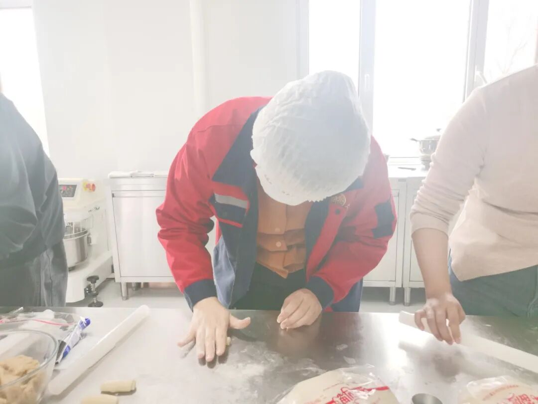 濟南益康為直播團隊開啟實操培訓(xùn)課程當主播站在鏡頭前推介一款糕點時，如果連糕點的面團都沒有觸摸過，如何能講解出有溫度的故事？近日，濟南市益康食品廠有限公司為本單位直播電商團隊量身打造了一場&ldquo;沉浸式&rdquo;糕點實操培訓(xùn)，將課堂搬進產(chǎn)品研發(fā)室，讓主播們脫下麥克風(fēng)，從面團揉制、包餡、烤制，全過程體驗經(jīng)典中式糕點的誕生過程。益康益利思實操培訓(xùn)糕點制作實操培訓(xùn) 培訓(xùn)伊始，主播們面對操作臺還有些生疏，在產(chǎn)品研發(fā)主任手把手的指導(dǎo)下，大家很快找到了感覺，反復(fù)練習(xí)包酥、包餡手法，體會每一款產(chǎn)品背后的功夫。益康益利思實操培訓(xùn)益康益利思實操培訓(xùn)益康益利思實操培訓(xùn)益康益利思實操培訓(xùn)益康益利思實操培訓(xùn)益康益利思實操培訓(xùn)益康益利思實操培訓(xùn)益康益利思實操培訓(xùn)益康益利思實操培訓(xùn)益康益利思實操培訓(xùn)益康益利思實操培訓(xùn)益康益利思實操培訓(xùn)益康益利思實操培訓(xùn)益康益利思實操培訓(xùn)