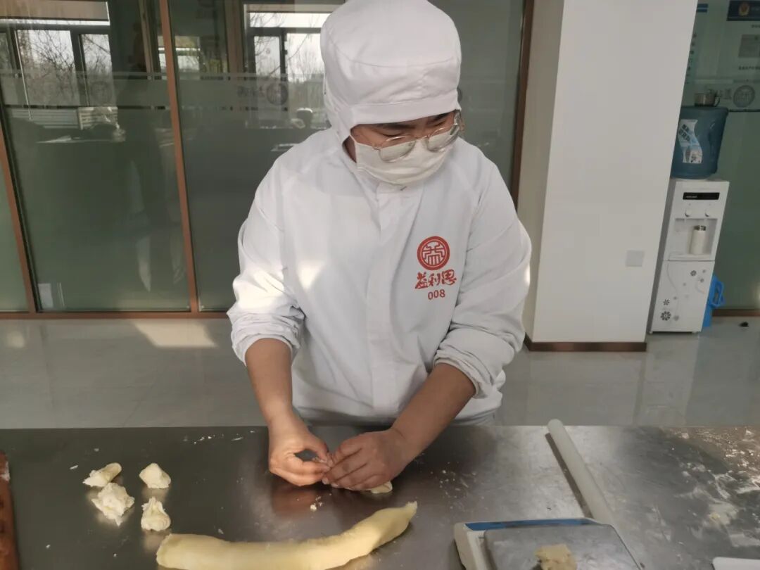 濟南益康為直播團隊開啟實操培訓(xùn)課程當主播站在鏡頭前推介一款糕點時，如果連糕點的面團都沒有觸摸過，如何能講解出有溫度的故事？近日，濟南市益康食品廠有限公司為本單位直播電商團隊量身打造了一場&ldquo;沉浸式&rdquo;糕點實操培訓(xùn)，將課堂搬進產(chǎn)品研發(fā)室，讓主播們脫下麥克風(fēng)，從面團揉制、包餡、烤制，全過程體驗經(jīng)典中式糕點的誕生過程。益康益利思實操培訓(xùn)糕點制作實操培訓(xùn) 培訓(xùn)伊始，主播們面對操作臺還有些生疏，在產(chǎn)品研發(fā)主任手把手的指導(dǎo)下，大家很快找到了感覺，反復(fù)練習(xí)包酥、包餡手法，體會每一款產(chǎn)品背后的功夫。益康益利思實操培訓(xùn)益康益利思實操培訓(xùn)益康益利思實操培訓(xùn)益康益利思實操培訓(xùn)益康益利思實操培訓(xùn)益康益利思實操培訓(xùn)益康益利思實操培訓(xùn)益康益利思實操培訓(xùn)益康益利思實操培訓(xùn)益康益利思實操培訓(xùn)益康益利思實操培訓(xùn)益康益利思實操培訓(xùn)益康益利思實操培訓(xùn)益康益利思實操培訓(xùn)