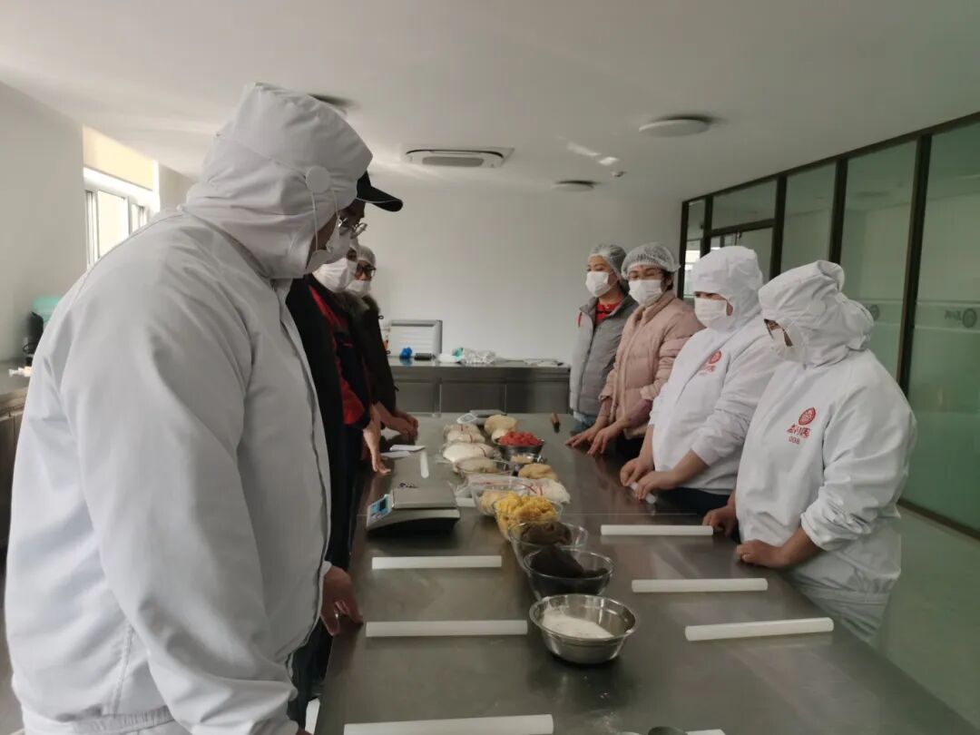 濟南益康為直播團隊開啟實操培訓(xùn)課程當主播站在鏡頭前推介一款糕點時，如果連糕點的面團都沒有觸摸過，如何能講解出有溫度的故事？近日，濟南市益康食品廠有限公司為本單位直播電商團隊量身打造了一場&ldquo;沉浸式&rdquo;糕點實操培訓(xùn)，將課堂搬進產(chǎn)品研發(fā)室，讓主播們脫下麥克風(fēng)，從面團揉制、包餡、烤制，全過程體驗經(jīng)典中式糕點的誕生過程。益康益利思實操培訓(xùn)糕點制作實操培訓(xùn) 培訓(xùn)伊始，主播們面對操作臺還有些生疏，在產(chǎn)品研發(fā)主任手把手的指導(dǎo)下，大家很快找到了感覺，反復(fù)練習(xí)包酥、包餡手法，體會每一款產(chǎn)品背后的功夫。益康益利思實操培訓(xùn)益康益利思實操培訓(xùn)益康益利思實操培訓(xùn)益康益利思實操培訓(xùn)益康益利思實操培訓(xùn)益康益利思實操培訓(xùn)益康益利思實操培訓(xùn)益康益利思實操培訓(xùn)益康益利思實操培訓(xùn)益康益利思實操培訓(xùn)益康益利思實操培訓(xùn)益康益利思實操培訓(xùn)益康益利思實操培訓(xùn)益康益利思實操培訓(xùn)