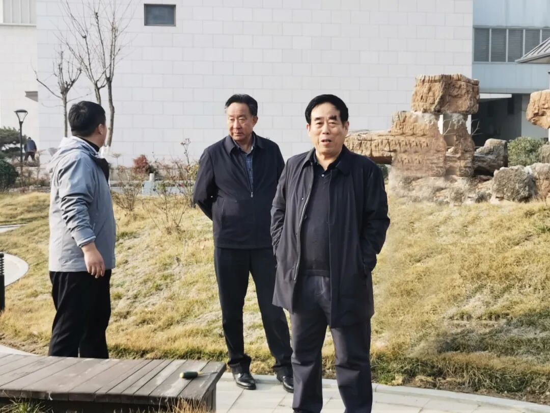 濟(jì)南益康總公司黨委書記、董事長王忠本對植樹活動進(jìn)行總體安排